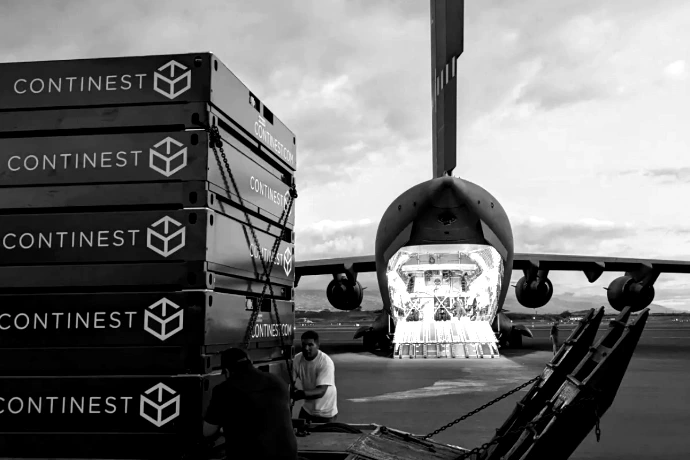 Sammenleggbare containere ved et transportfly